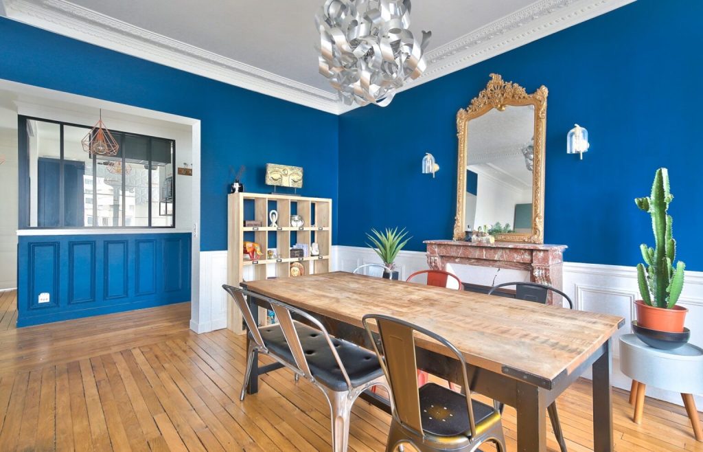 Espace repas rénové dans un appartement parisien